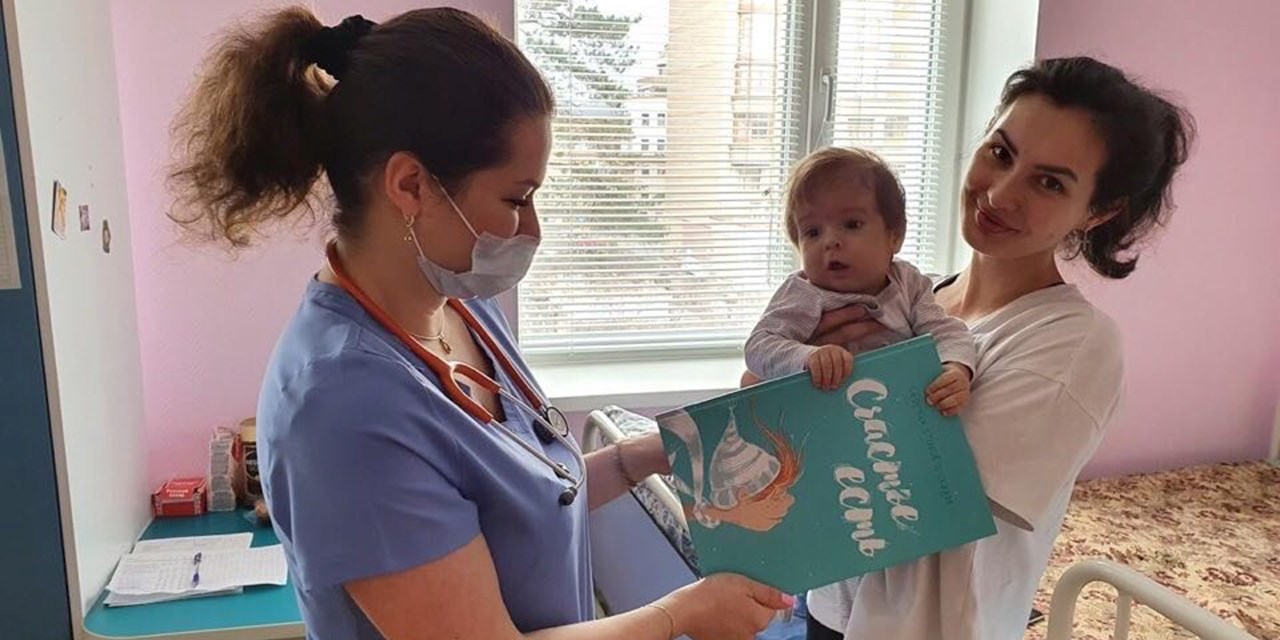 14.05.2020 Юным пациентам отделений трансплантации и диализа в Москве подарили сборник сказок