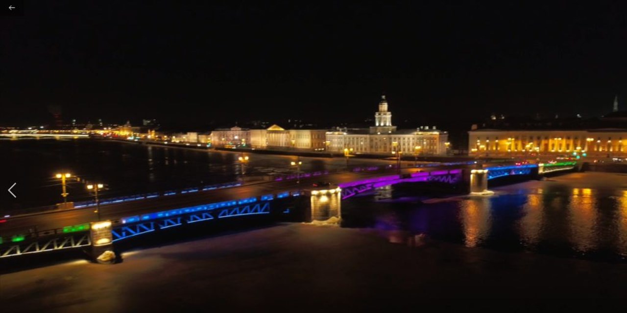 28.02.2022 Дворцовый мост в Петербурге зажег огни в честь орфанных пациентов